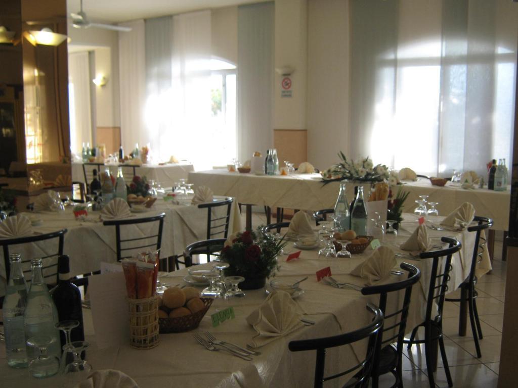 Albergo Ristorante Lucciola ซานตาสเตฟาโน อัล มาเร ภายนอก รูปภาพ