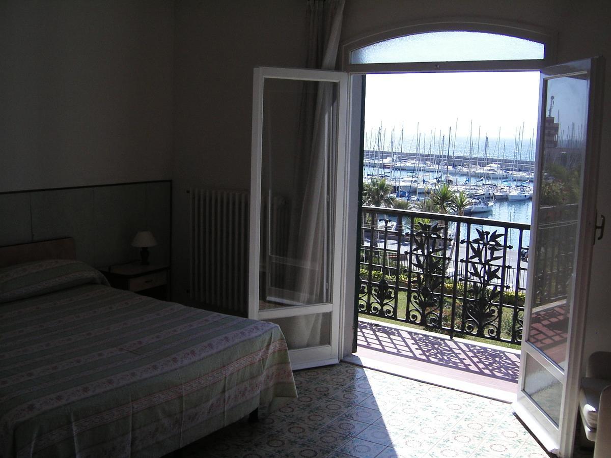Albergo Ristorante Lucciola ซานตาสเตฟาโน อัล มาเร ภายนอก รูปภาพ